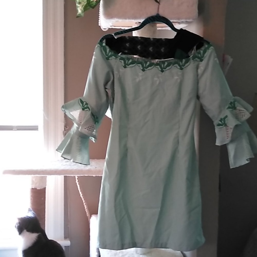 Lulumari, off shoulder mini 👗 or Super Top for